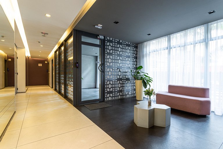 Apto com sacada ampla em predio com piscina