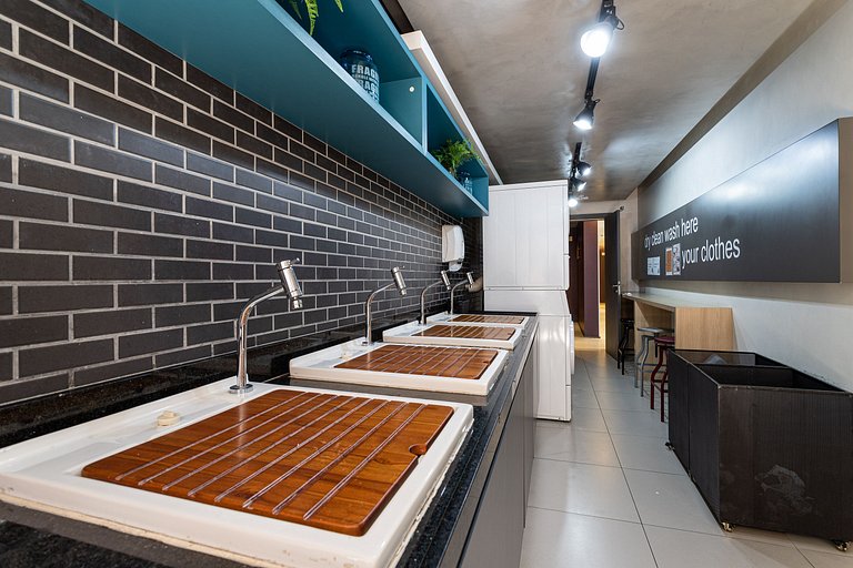 Apto com sacada ampla em predio com piscina