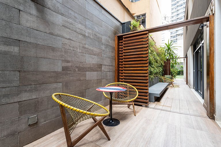 Studio novo próximo ao metro em prédio com piscina