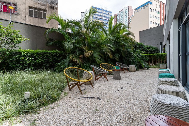 Apto com sacada ampla em predio com piscina