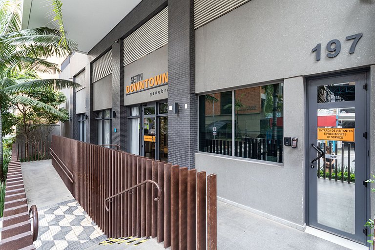 Apto com sacada ampla em predio com piscina