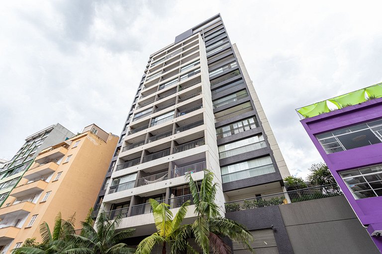 Apto com sacada ampla em predio com piscina