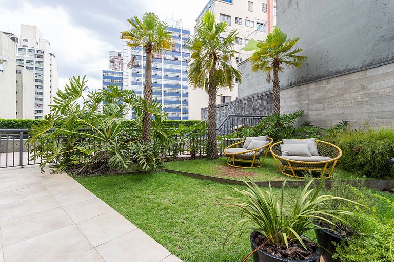 Apto com sacada ampla em predio com piscina