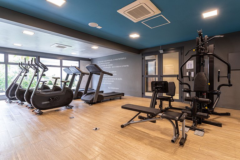 Apto com sacada ampla em predio com piscina