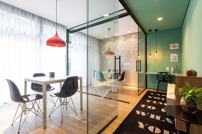 Apto com sacada ampla em predio com piscina