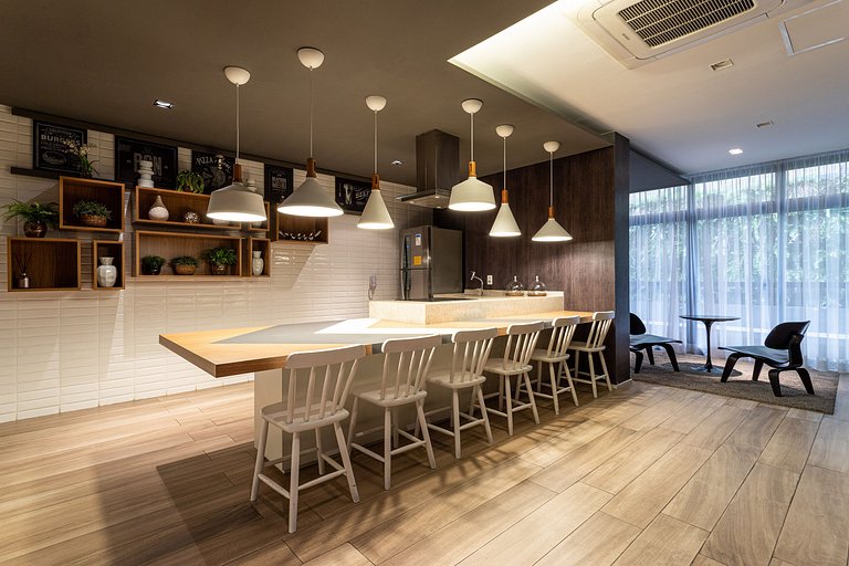 Apto com sacada ampla em predio com piscina