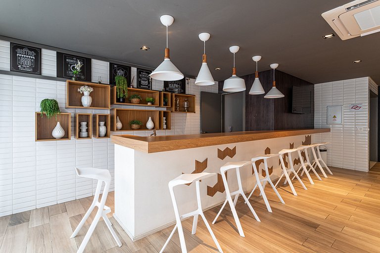 Apto com sacada ampla em predio com piscina