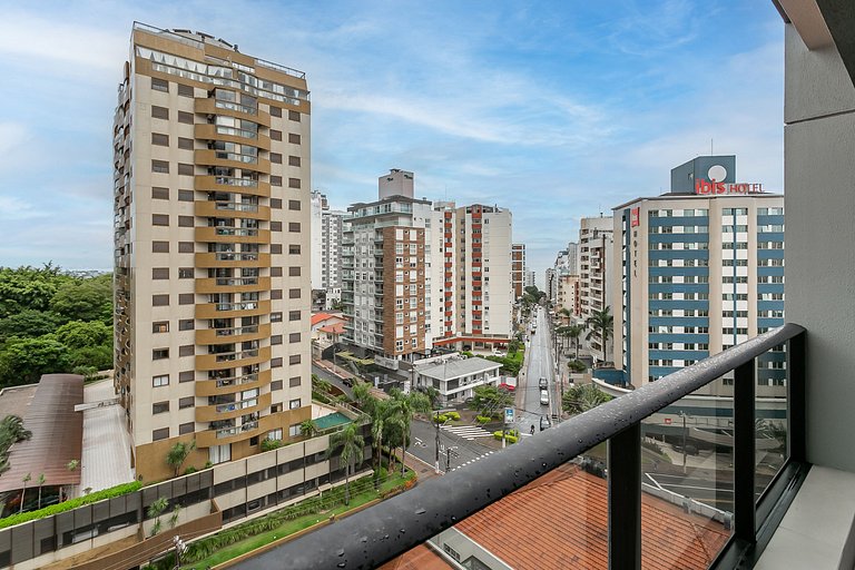 Estudio amplo em prédio novo com estacionamento