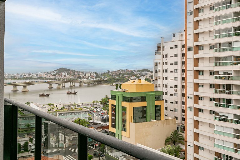 Estudio amplo em prédio novo com estacionamento