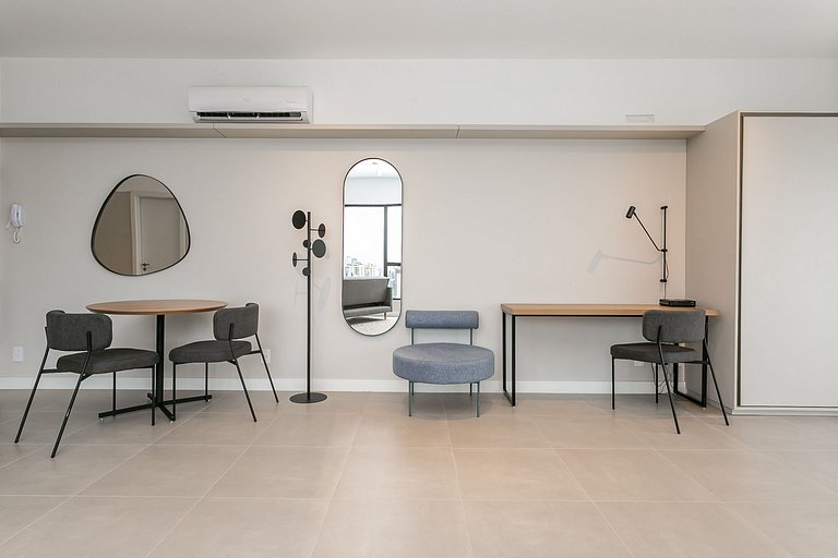 Estudio amplo com varanda com estacionamento