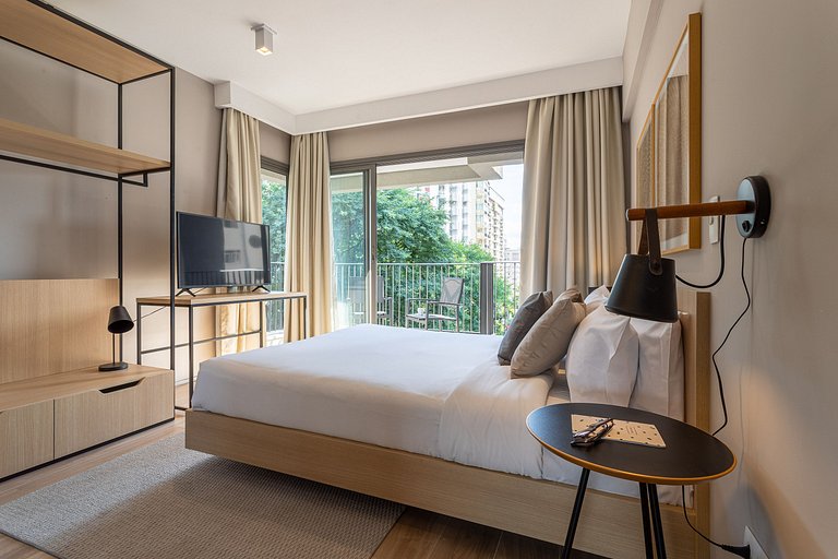 Studio c varanda, cama queen a 2 min da Paulista