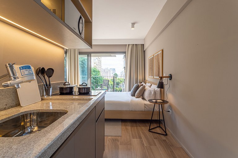 Studio c varanda, cama queen a 2 min da Paulista