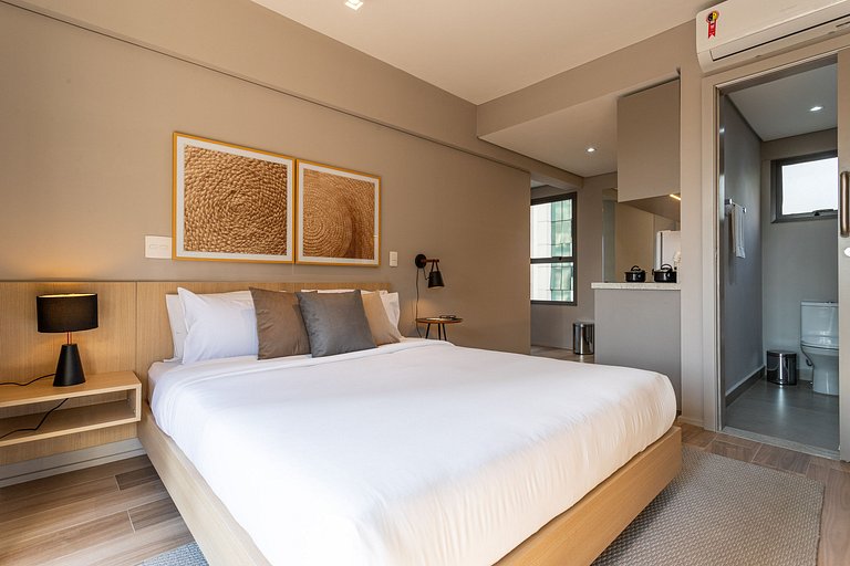 Studio c varanda, cama queen a 2 min da Paulista