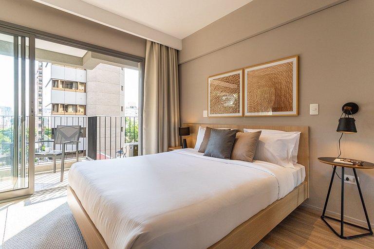 Studio c varanda, cama queen a 2 min da Paulista
