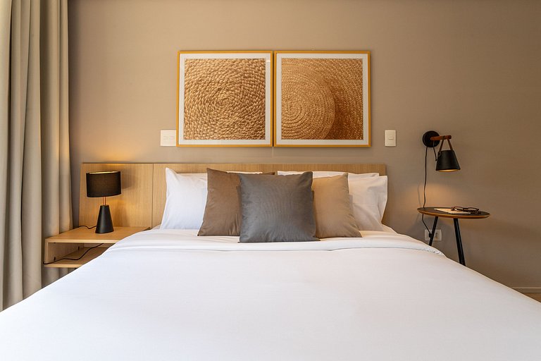Studio c varanda, cama queen a 2 min da Paulista