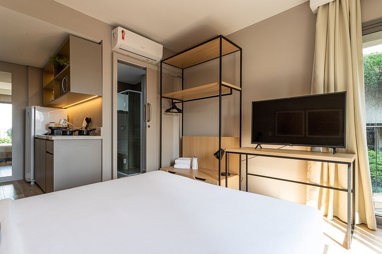 Studio c varanda, cama queen a 2 min da Paulista