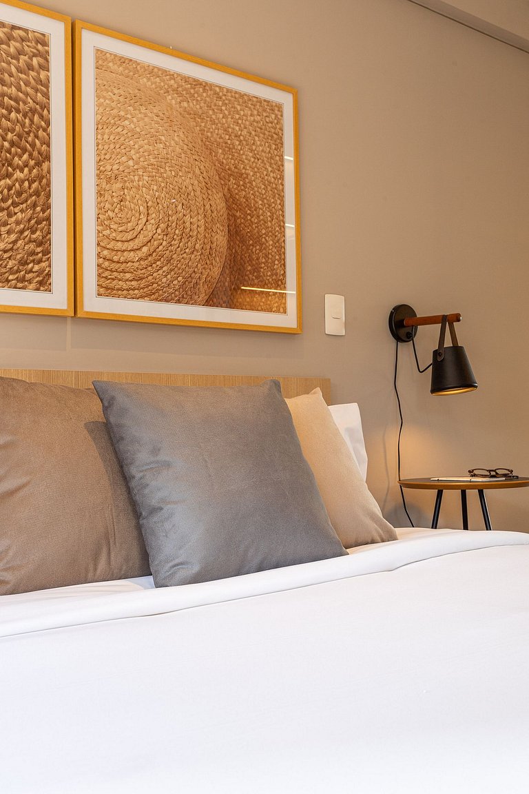 Studio c varanda, cama queen a 2 min da Paulista