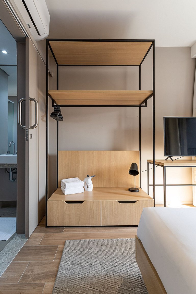 Studio c varanda, cama queen a 2 min da Paulista