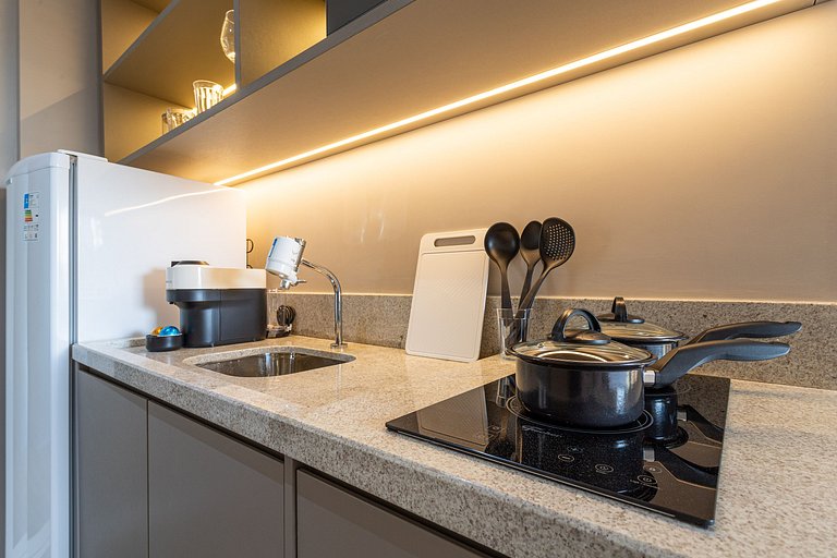 Studio c varanda, cama queen a 2 min da Paulista