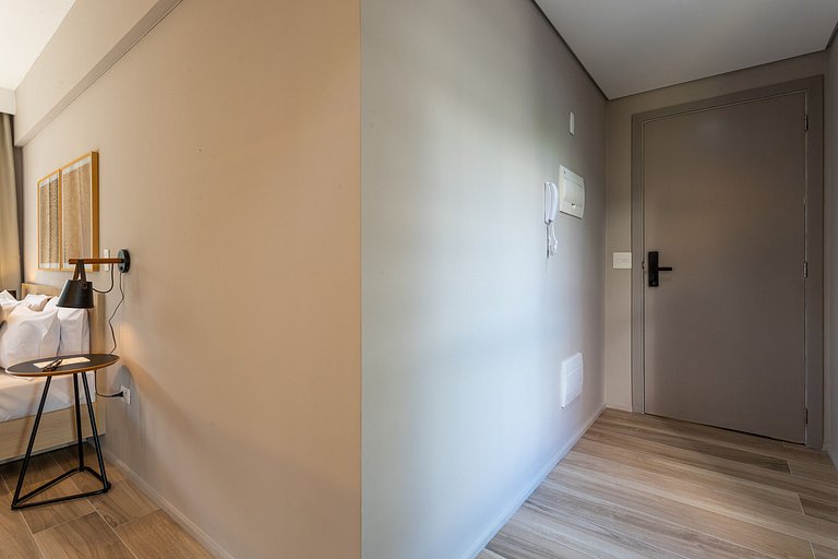 Studio com varanda a 2 minutos da Paulista