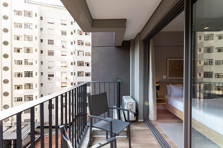 Studio com varanda a 2 minutos da Paulista