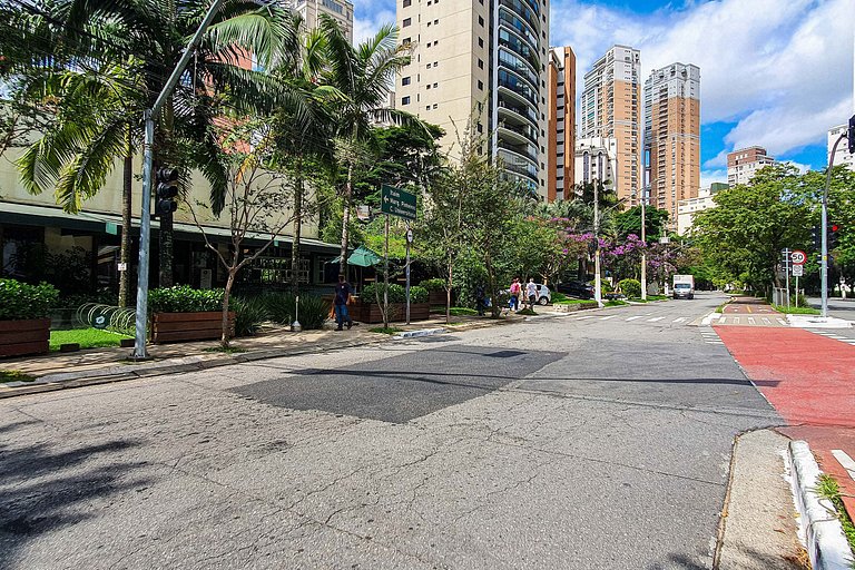 Studio com sacada ampla próximo à Faria Lima
