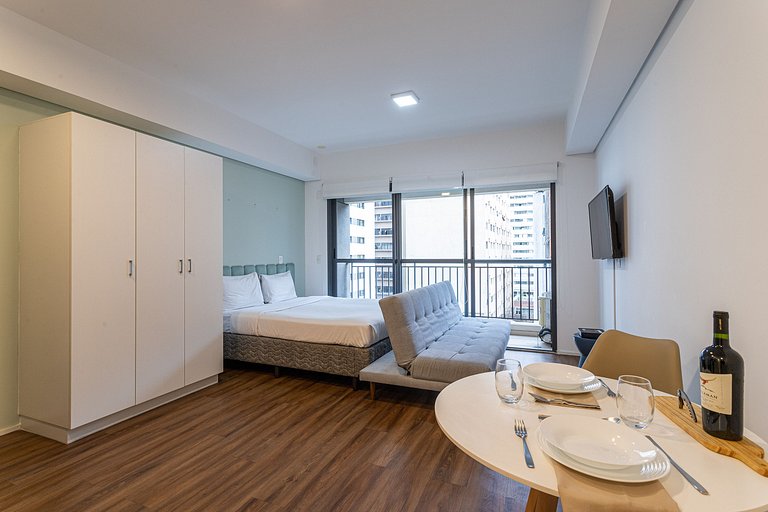 Studio novo, com sacada completo e com piscina
