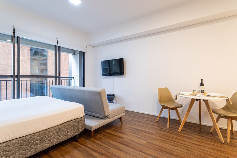 Studio novo, com sacada completo e com piscina