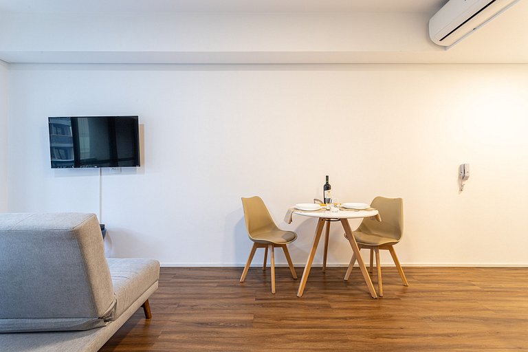 Studio novo, com sacada completo e com piscina