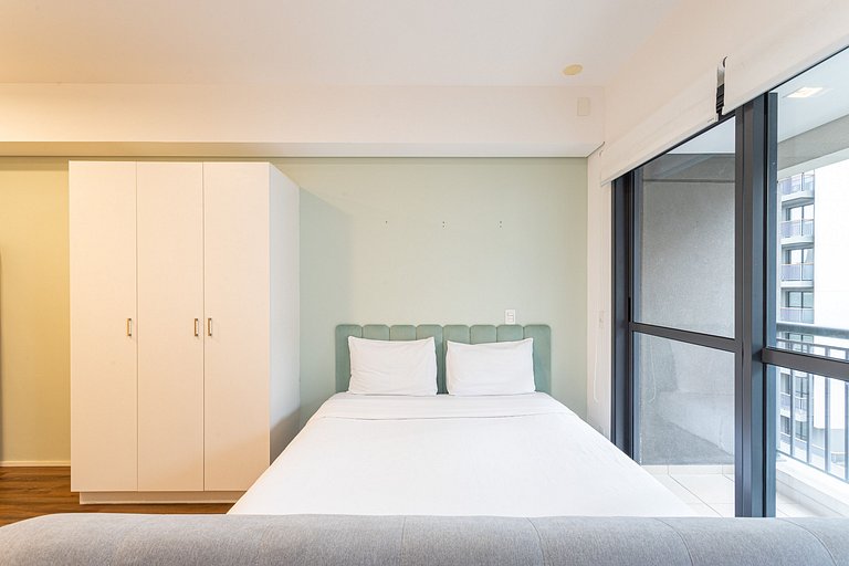 Studio novo, com sacada completo e com piscina