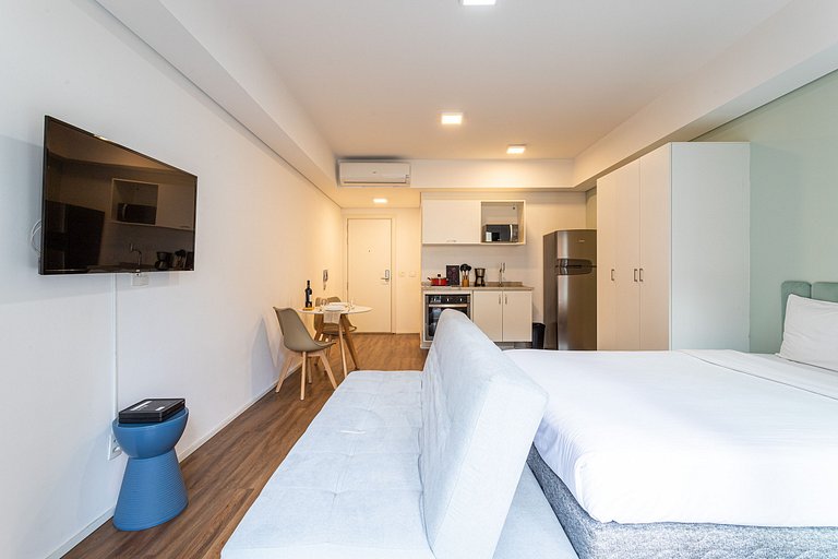 Studio novo, com sacada completo e com piscina
