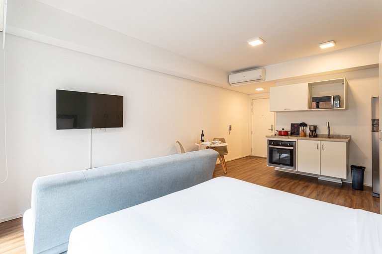 Studio novo, com sacada completo e com piscina