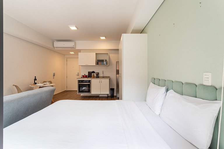 Studio novo, com sacada completo e com piscina