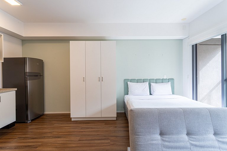 Studio novo, com sacada completo e com piscina