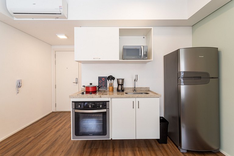 Studio novo, com sacada completo e com piscina