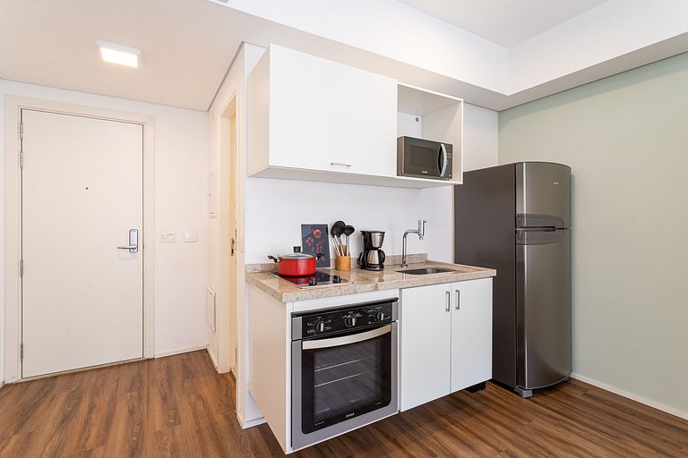 Studio novo, com sacada completo e com piscina