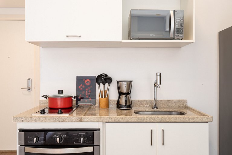 Studio novo, com sacada completo e com piscina