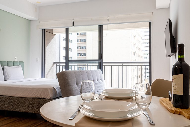 Studio novo, com sacada completo e com piscina