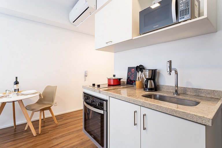 Studio novo, com sacada completo e com piscina