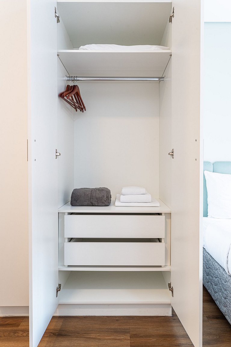 Studio novo, com sacada completo e com piscina