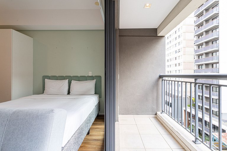 Studio novo, com sacada completo e com piscina