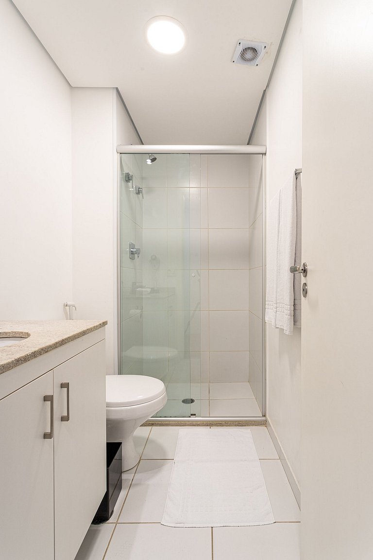 Studio novo, com sacada completo e com piscina