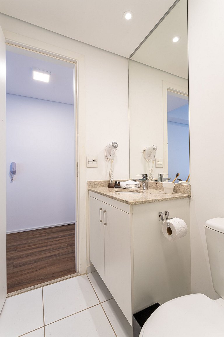 Studio novo, com sacada completo e com piscina