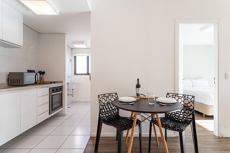 Apto com sacada ampla em predio com piscina