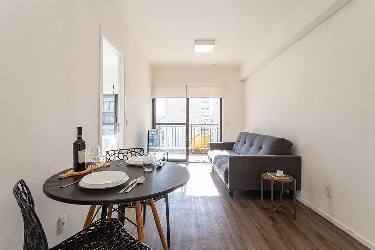 Apto com sacada ampla em predio com piscina