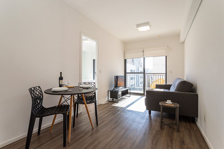 Apto com sacada ampla em predio com piscina