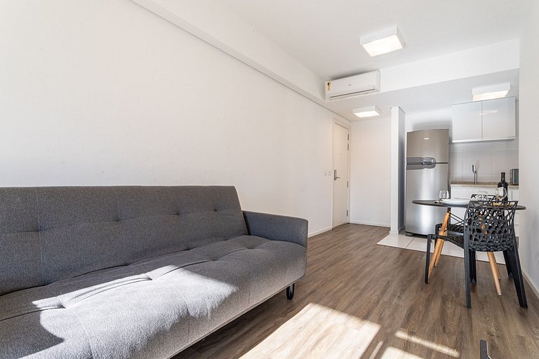 Apto novo, com sacada ampla em predio com piscina