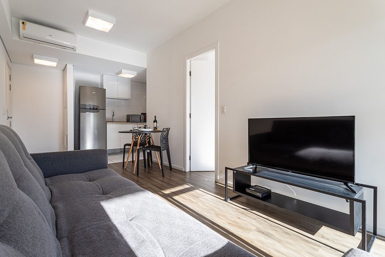 Apto com sacada ampla em predio com piscina