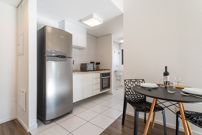 Apto com sacada ampla em predio com piscina