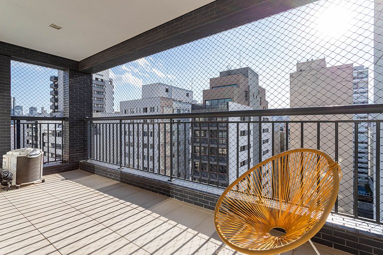 Apto com sacada ampla em predio com piscina